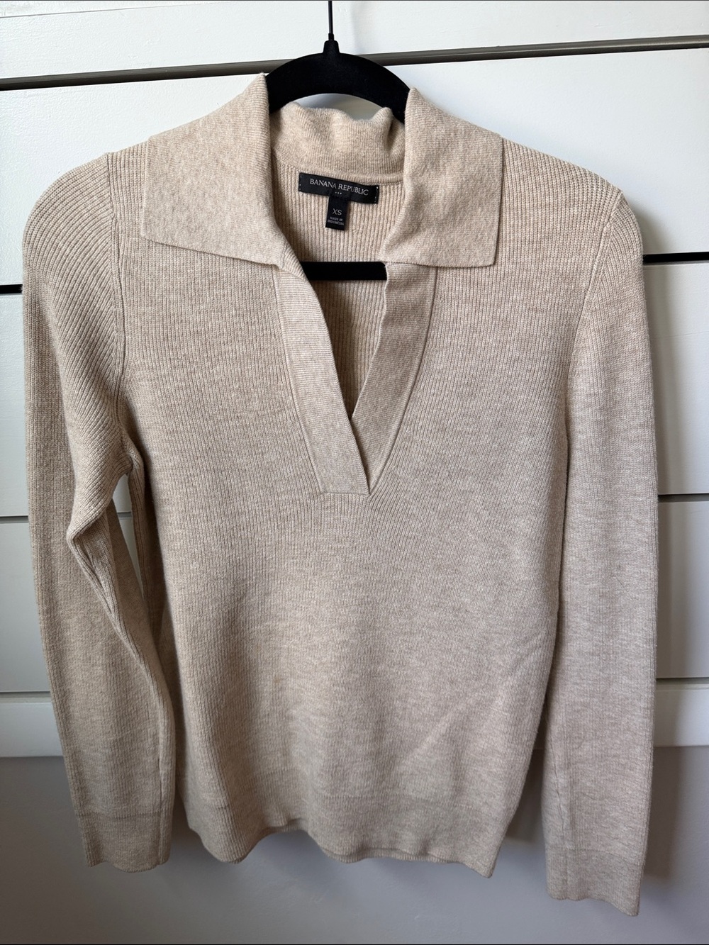 Banana Republic Women's Beige V-Neck Collar Sweater